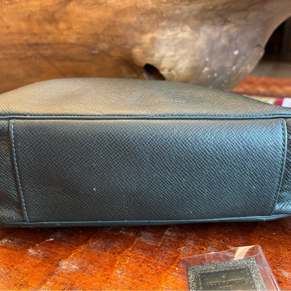 Louis Vuitton Green Trousse
Taiga Leather Toiletry Pouch - Picture 5 of 8